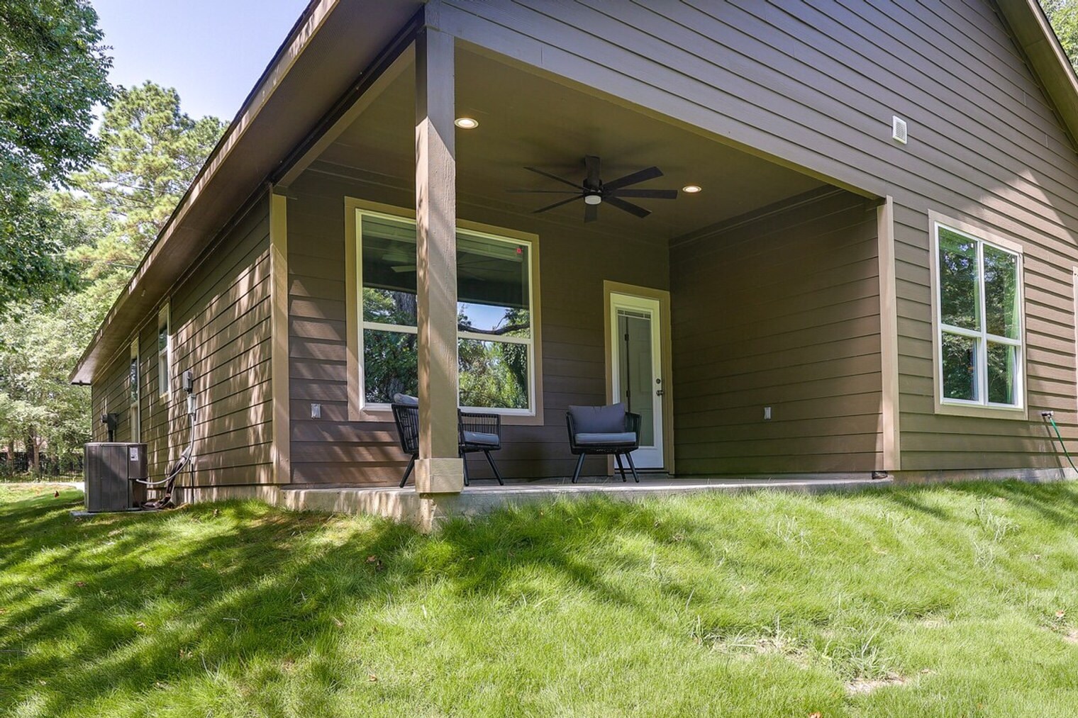 Building Photo - 11931 Lakeview Manor Dr