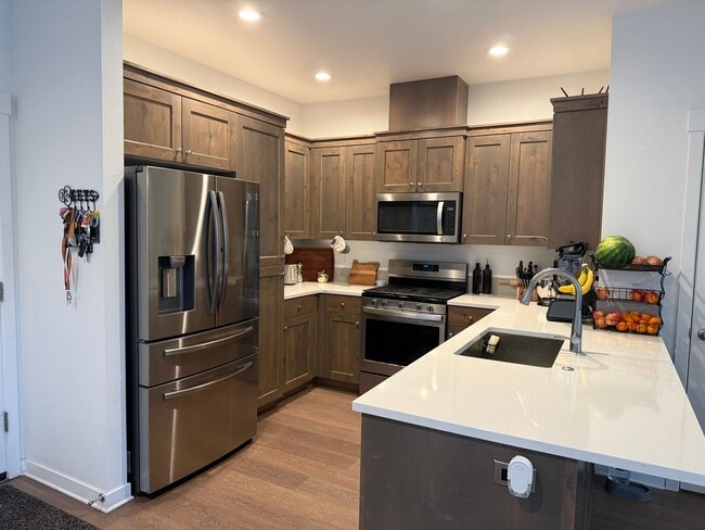 Building Photo - Beautiful 3 Bed/2.5 Bath Townhome - NE Bend