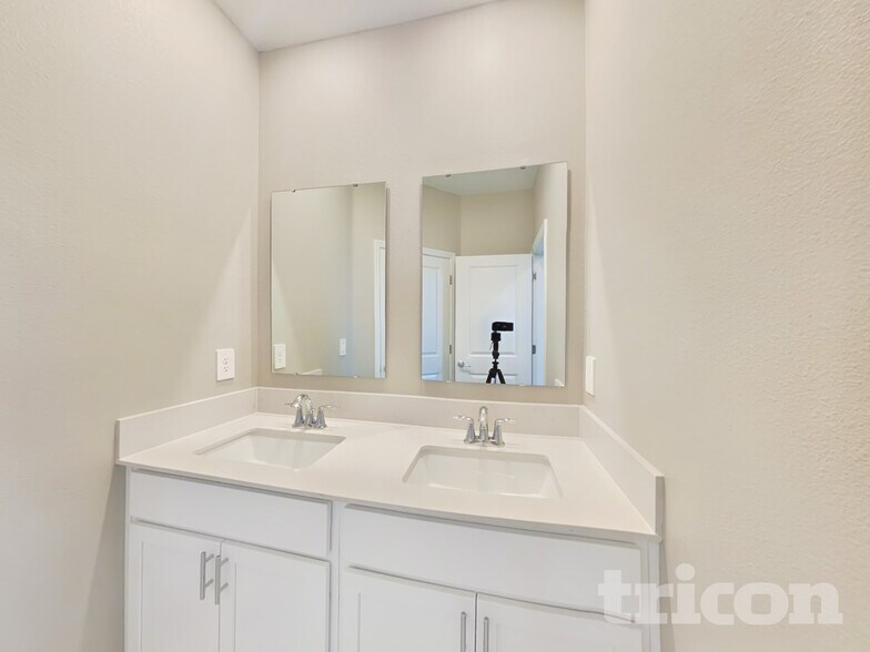 Building Photo - 743 Honeyrock St