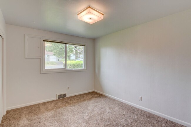 Building Photo - 3 Bedroom 2 Bath Home near Heart of Oak Ha...