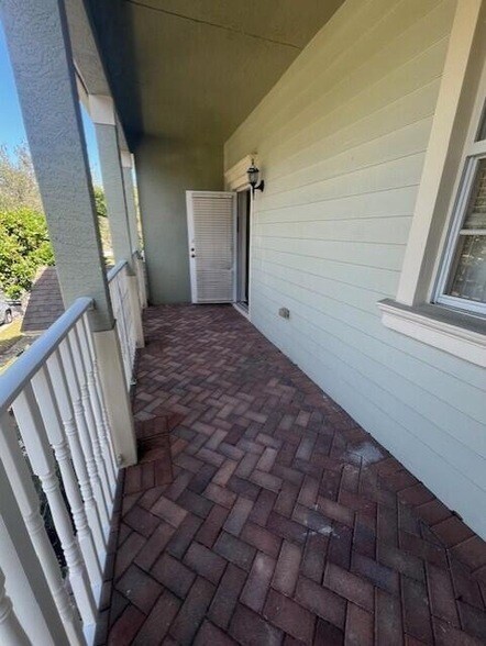 Building Photo - 211 E Thatch Palm Cir