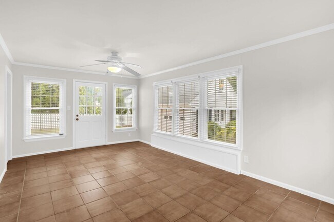 Building Photo - Classic Country Club Elegance