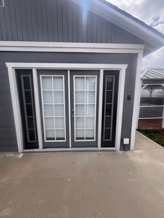 Building Photo - Beautiful 3 Bed / 2 Bath Home with Detached Bonus Space