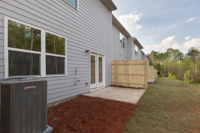 Building Photo - 3bd/2ba Townhome w/ Garage, Private Patio ...