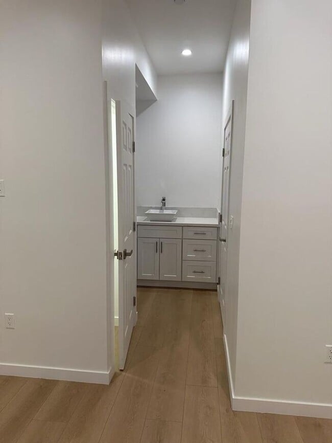 Building Photo - 3 Bedroom 2 Bathroom Single Home with Gara...