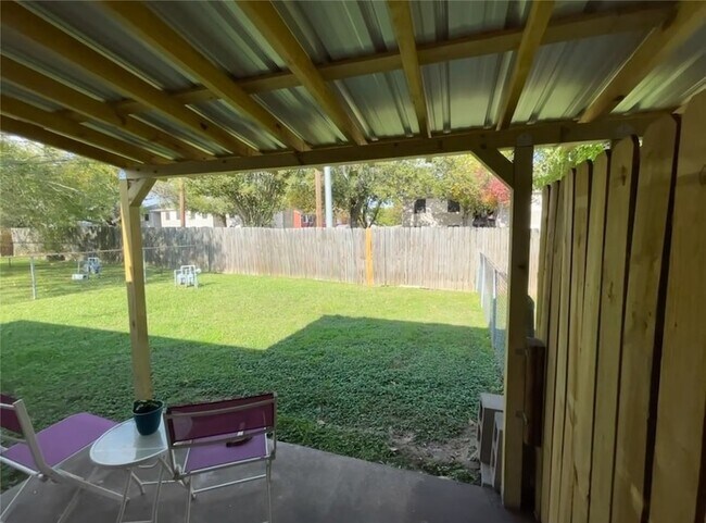 Building Photo - 1527 Hillside Dr