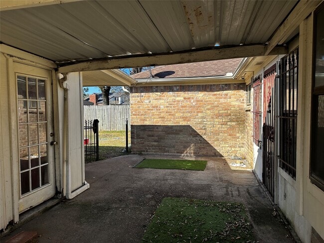 Building Photo - 330 Maybrook Dr