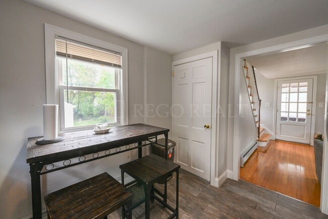Building Photo - Charming single family home with 3 bedrooms!