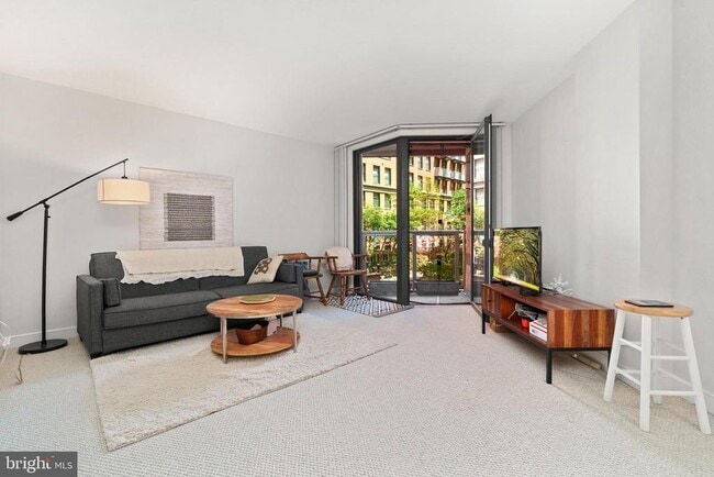 Building Photo - 616 E St NW