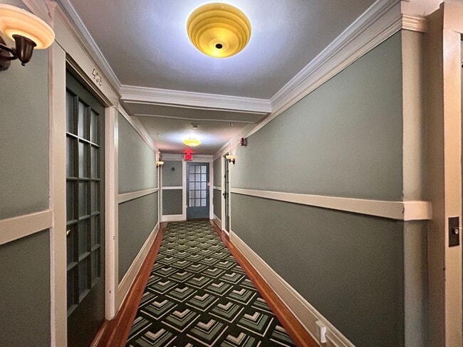 Building Photo - Vintage Charm - Top Floor NW Studio!
