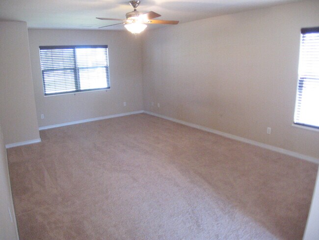 Building Photo - 627 Kings Glen Loop