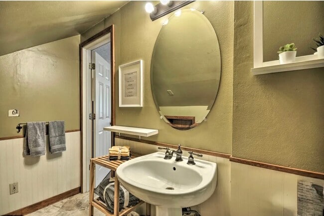 Building Photo - 11352 NE Fargo St