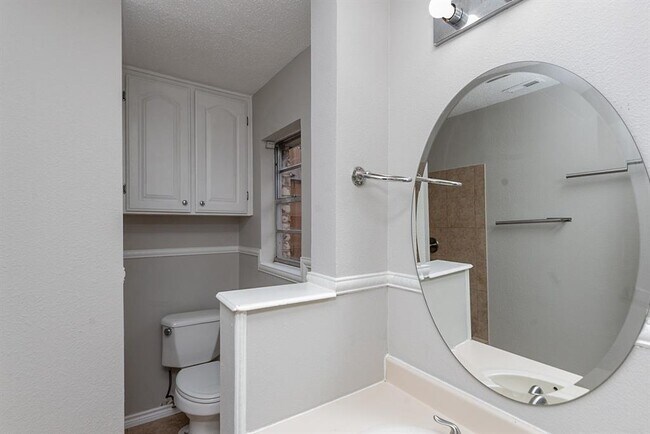 Building Photo - 228 Plainview Dr