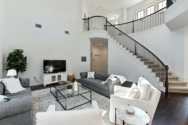 Building Photo - 2400 Winsted Ln