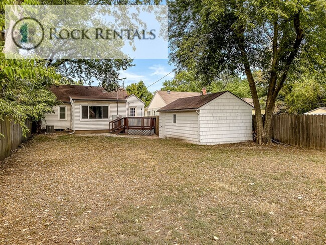 Building Photo - Updated 3 Bed 1 Bath with Large Back Yard