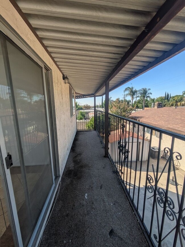 Building Photo - Studio ADU located behind a main house for...