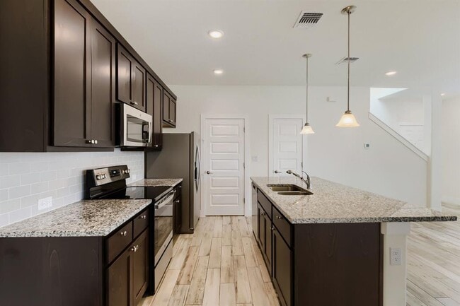 Building Photo - 401 Parkline Dr