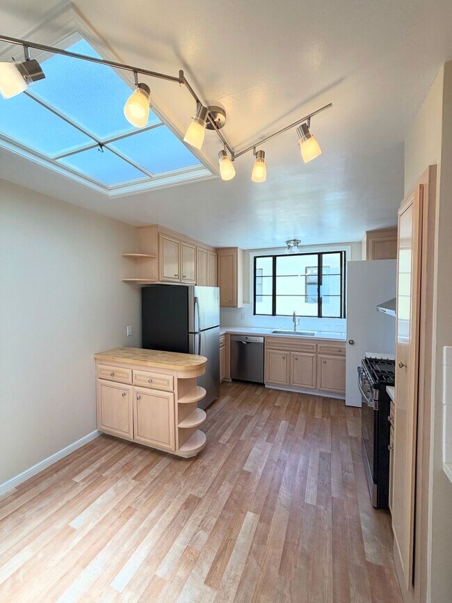 Building Photo - UPDATED HUGE SUNNY 2250sf 3BR+Den/1+2Half BA 2250sf Sunset/UCSF Home VIEWS AVAILABLE NOW