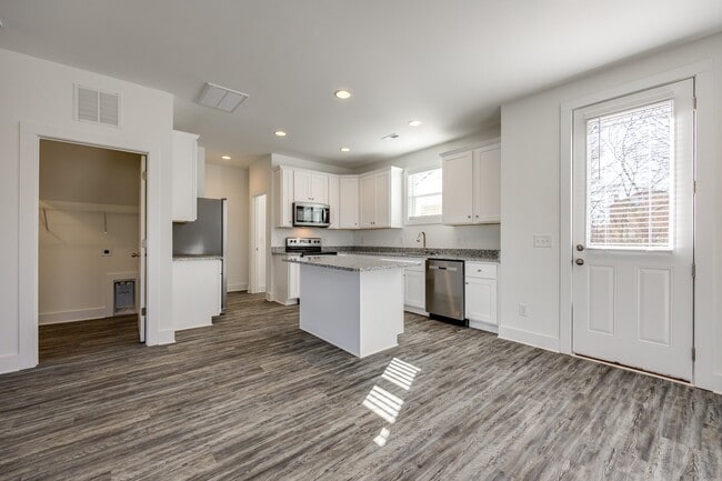 Building Photo - 913 W Virginia Ave