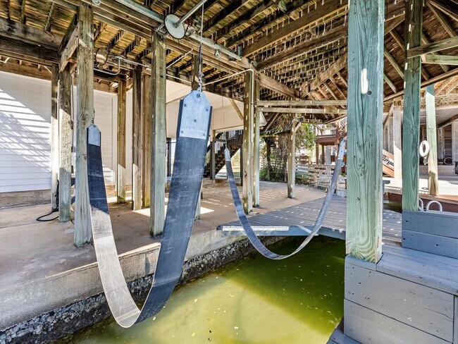 Building Photo - 334 Paradise Dr