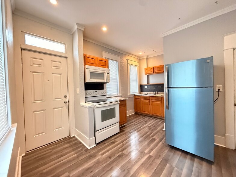 Building Photo - 838 E 4th Ave