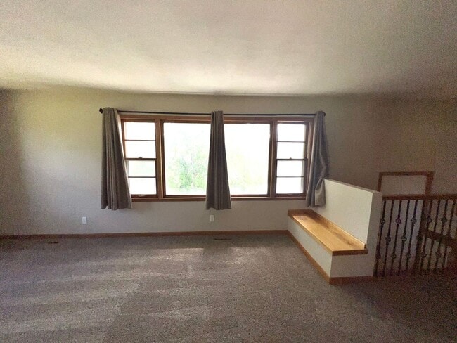 Building Photo - 3 Bed | 2 Bath | Single-Family Home | 2,400 Sq Ft