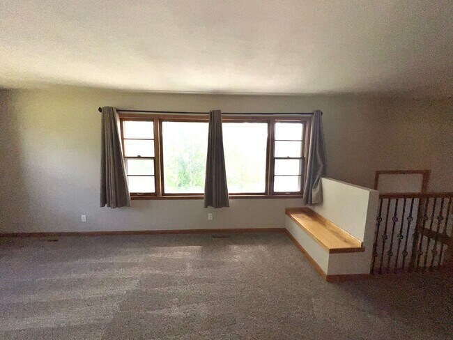 Building Photo - Spacious 3-bed, 2-bath Single Family Home!