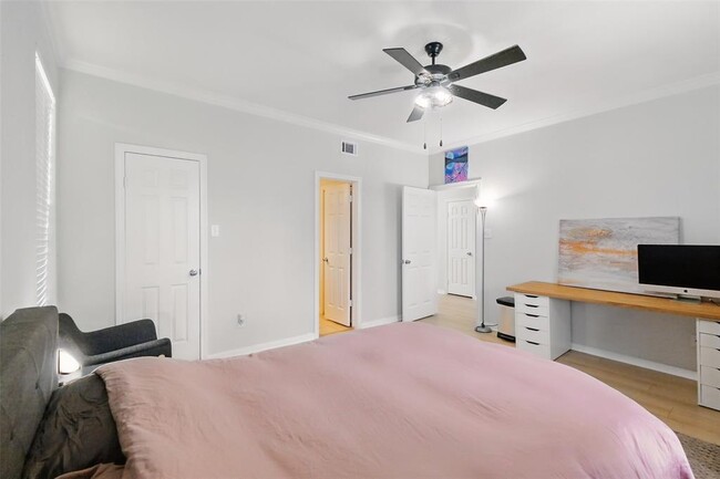 Building Photo - 2255 Braeswood Park Dr