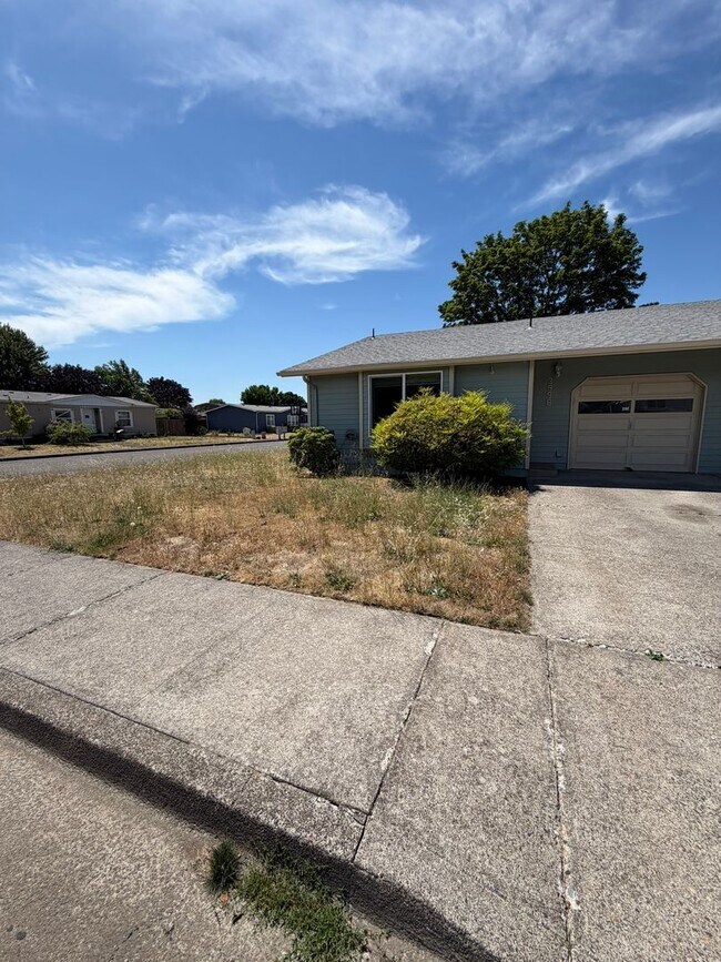 Building Photo - Charming 2 Bedroom Duplex With Fenced Yard In Quiet Neighborhood!