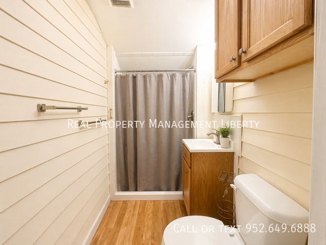 Building Photo - 412 N Cedar St