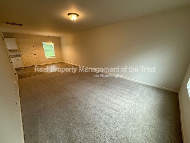 Building Photo - 3918 Vershire Ave