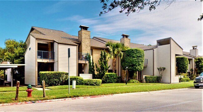 Building Photo - 7037 N Holiday Dr