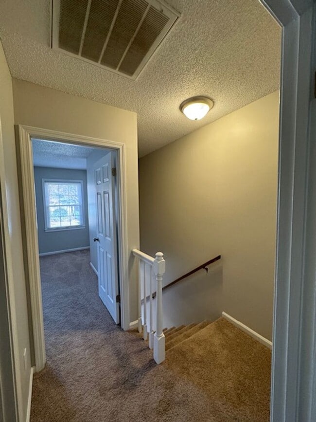 Building Photo - Great Location ! This 2 bedrooms, 1.5 bath townhome is conveniently located in Greer close to sho...