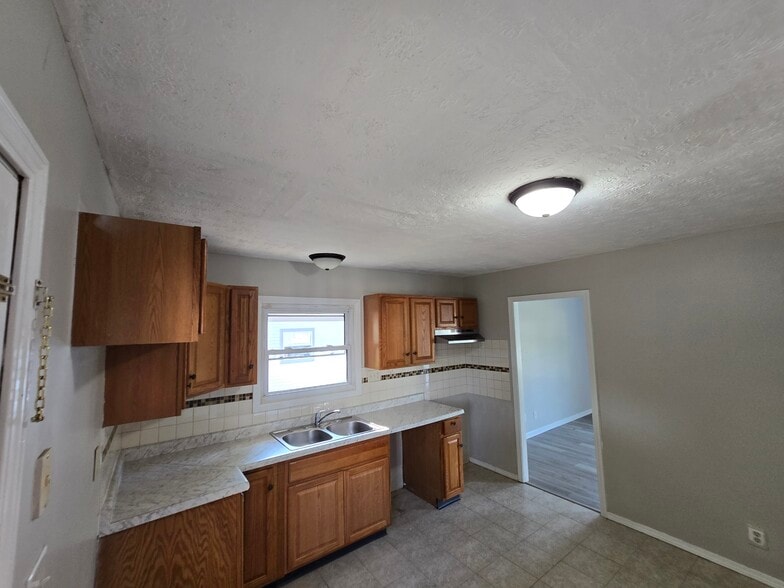 Building Photo - 7431 Sabre Ave