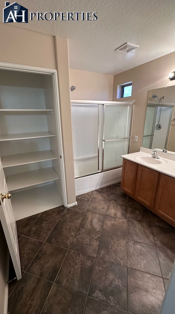 Building Photo - 3 Bed 2.5 bath 2 story house LOTS of storage