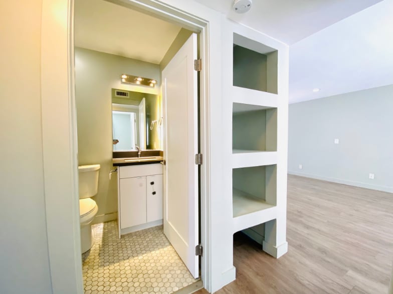 Building Photo - 1535 N Kenmore Ave