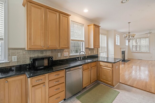 Building Photo - End Unit Townhome - 4 Bedrooms with First ...