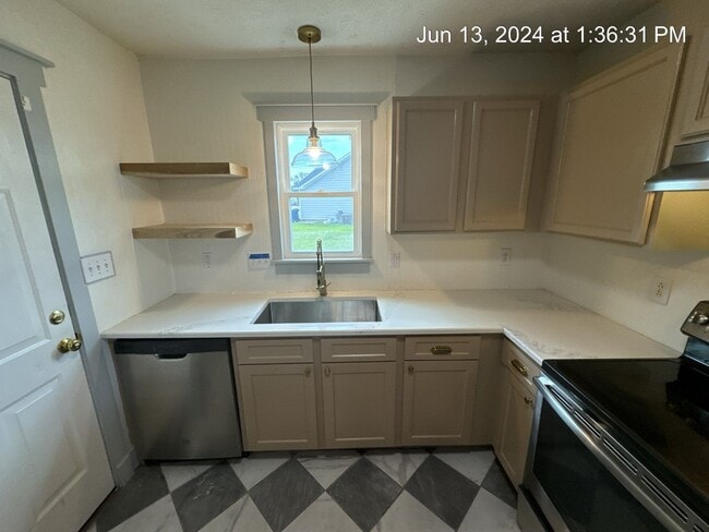 Building Photo - 146 Cavalier Dr