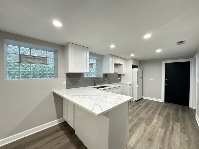 Building Photo - 2617 W Rascher Ave