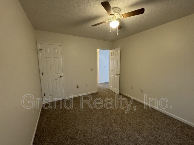 Building Photo - 1015 Peakview Dr