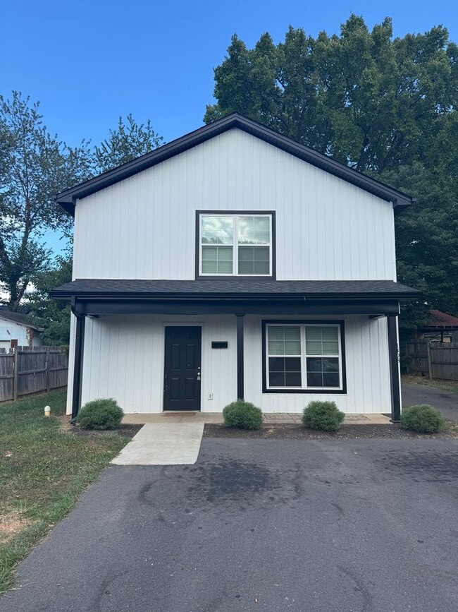 Building Photo - 5 Bedroom 2 Bathroom Home for Rent close t...