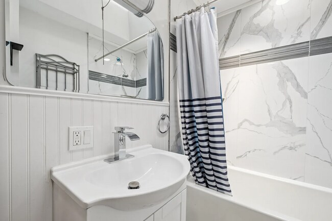 Building Photo - Stylishly Renovated 3-Bedroom Home with Private Patio in Grays Ferry — Accepting ALL PHA voucher ...