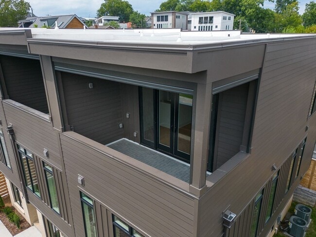 Building Photo - Stunning End Unit Townhome in Salemtown