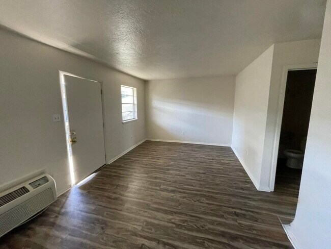 Building Photo - 1502 NW Kingsbury Ave