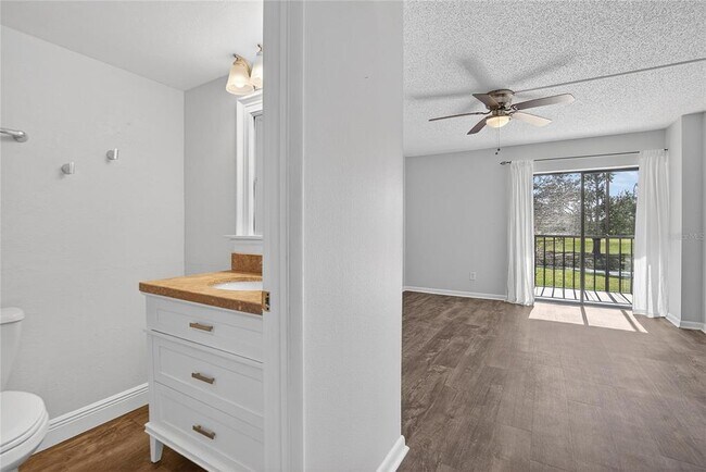 Building Photo - 2900 Cove Cay Dr