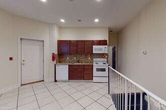 Building Photo - 3 br, 2 bath Triplex - 1619 DIAMOND ST Unit A