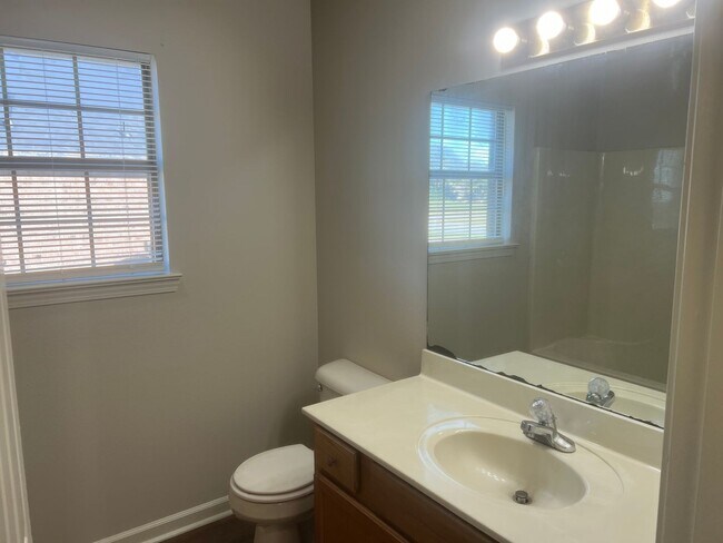 Building Photo - 3 Bed 2 Bath Home