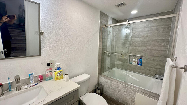 Building Photo - 4751 NE 10th Ave