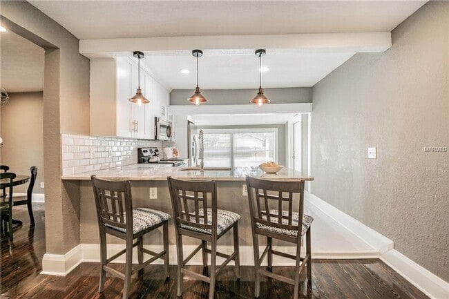 Building Photo - "Charming 3-Bed, 2-Bath Gem in Tampa's Heart - 1244 Sq Ft of Comfort Awaits!"