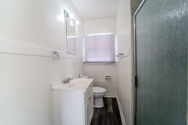Building Photo - 1123